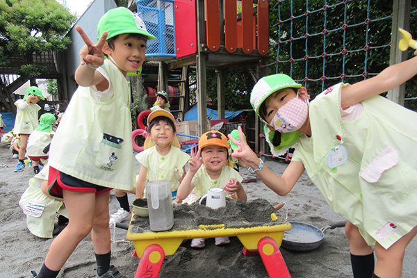 葛飾若草幼稚園の園児 園庭での様子