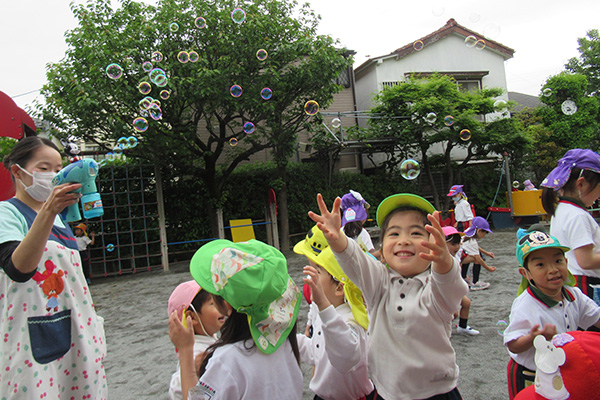 葛飾若草幼稚園の園児 園庭での様子
