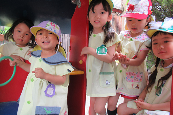 葛飾若草幼稚園の園児 園庭での様子