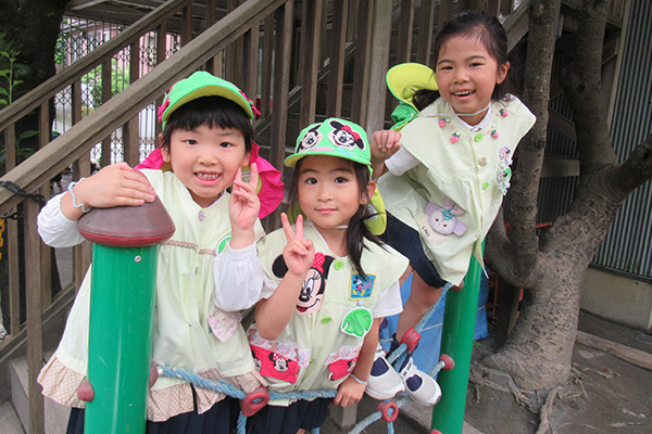 葛飾若草幼稚園の園児 園庭での様子