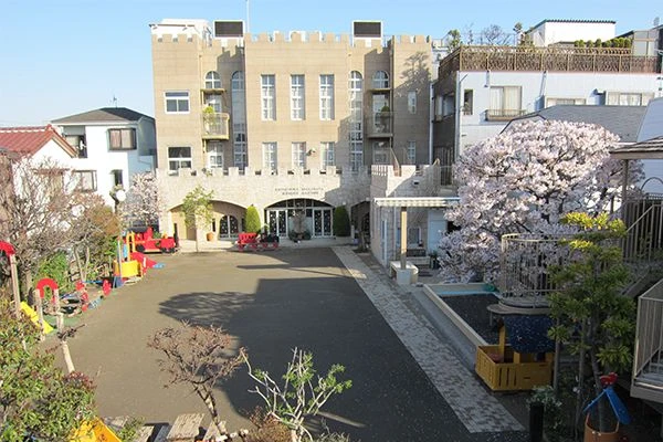 葛飾若草幼稚園 園舎および園庭の全景