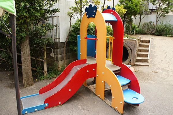 葛飾若草幼稚園の園庭の遊具